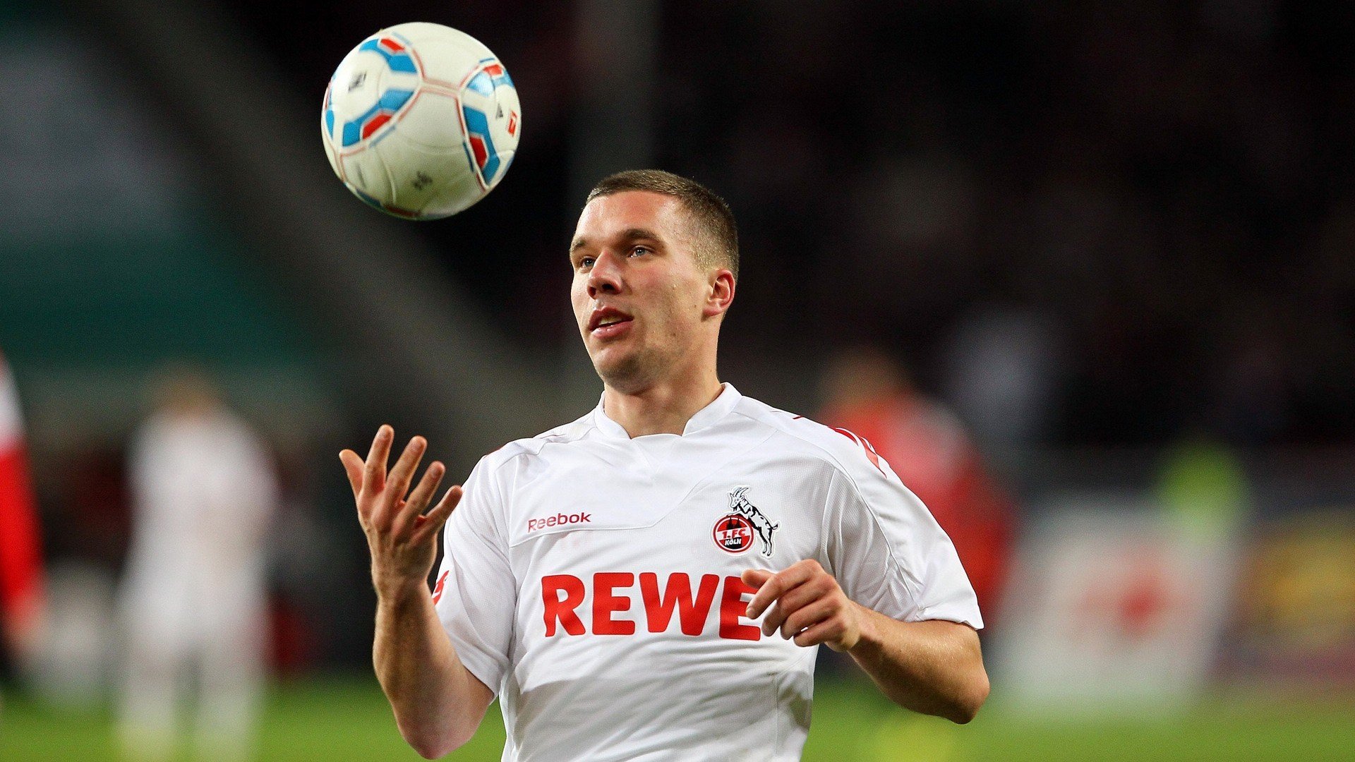 开云足球直播-赛道上的天使之翼，迪马利亚在F1街道赛之夜的统治级演出